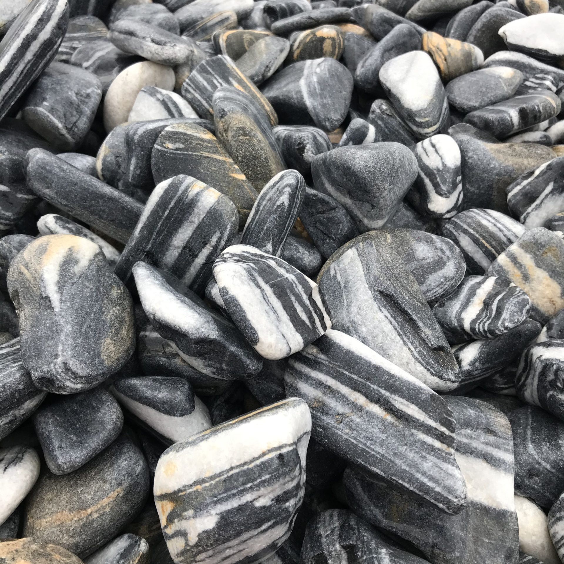 ciottoli-nero-striato-40-70-mm-in-sacchetti-2717