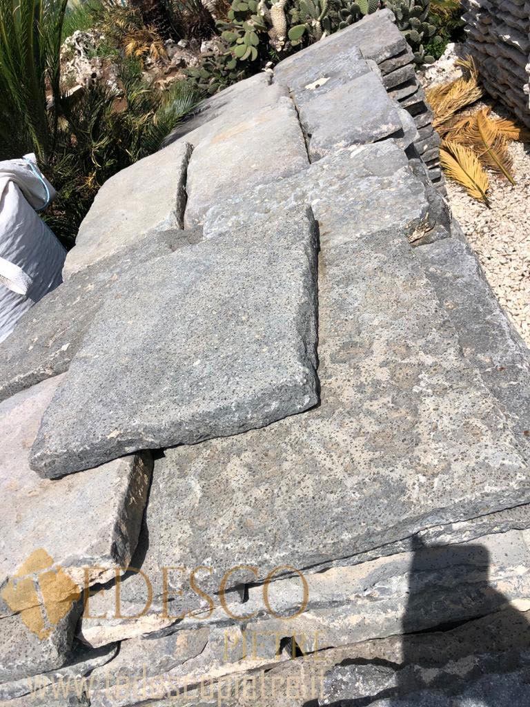 Pavimento antico di Pietra Lavica - immagine 2